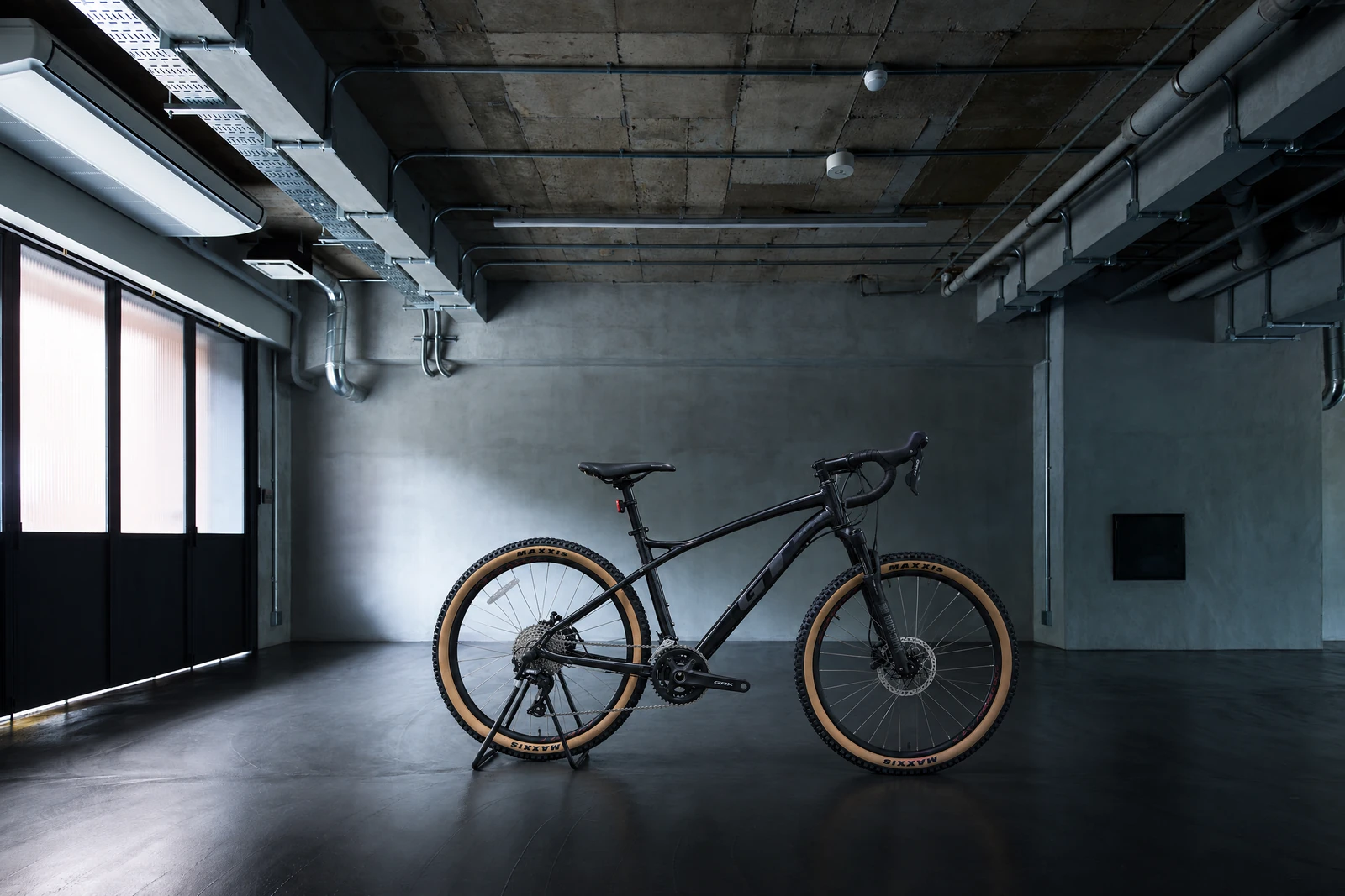 黒いフレームとドロップハンドルの自転車の完成イメージ